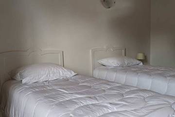 Gîte pour 4 personnes, avec piscine à Chalais