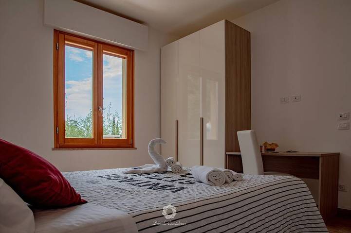 Ganze Wohnung, Dreizimmerwohnung mit zwei Balkonen und Blick auf den Gardasee in Torri del Benaco, Gardasee-Berge