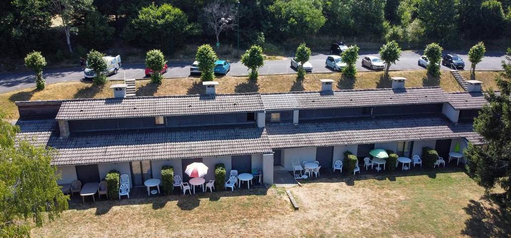 Parc de vacances pour 8 personnes, avec piscine et jardin en Auvergne - 4