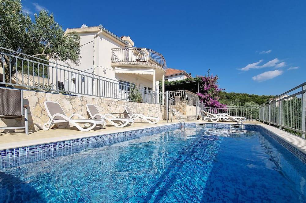 House w/panorama view, swimming pool. Walking distance to beach, old city Trogir in Trogir, Ciovo