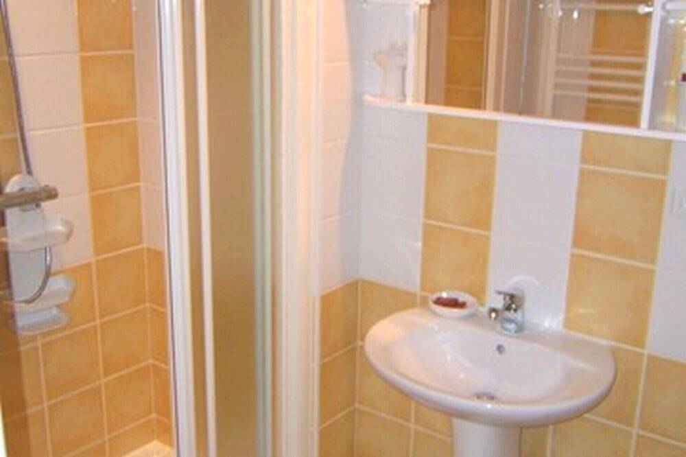 Petite chambre Lits jumeaux - Climatisation et Wifi in Labruguière, Région de Castres