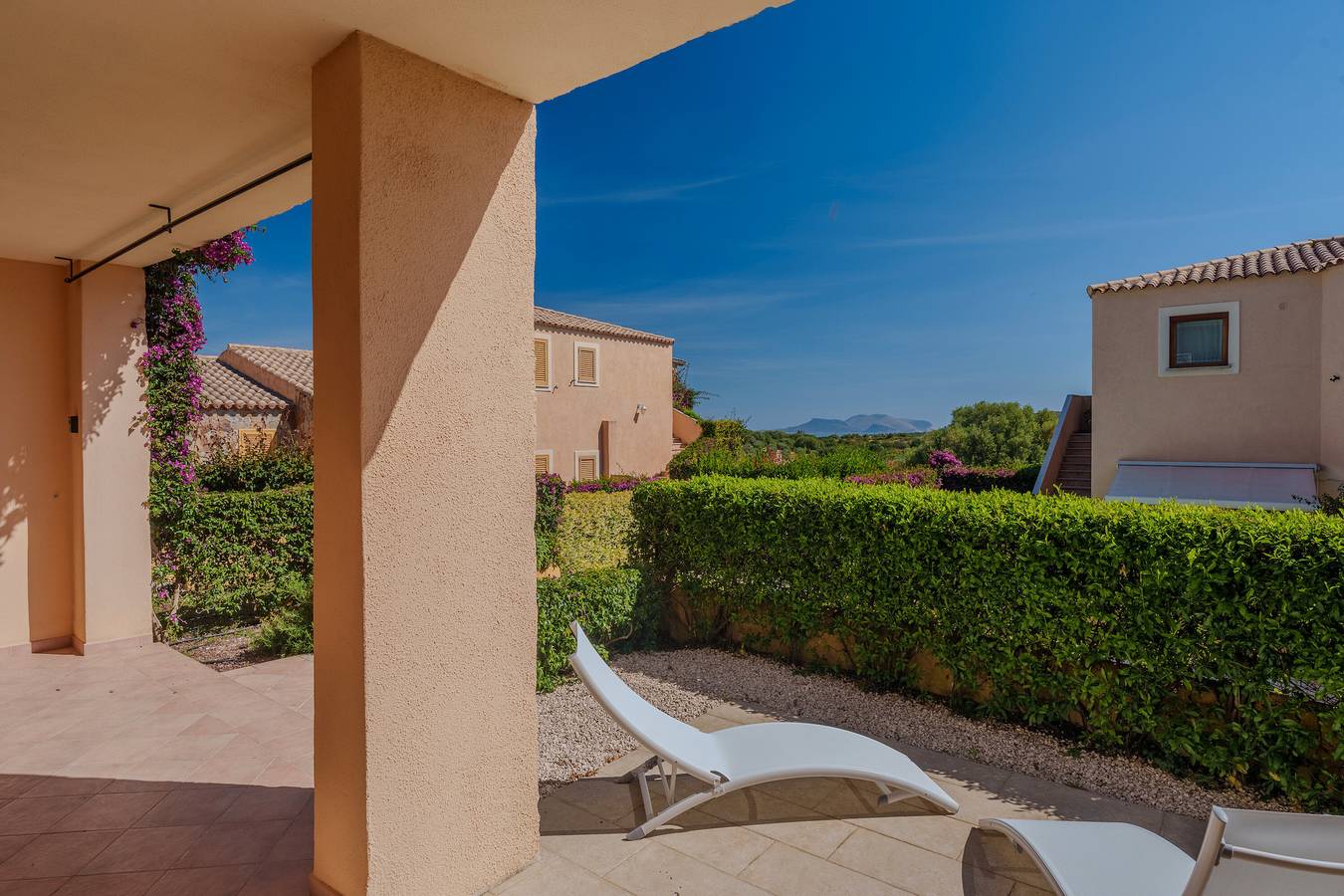 Entire apartment, Apartment 'Avocado' with Shared Pool, Private Garden and Air Conditioning in Maltineddu, Gallura