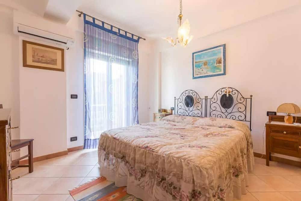 Incredibile villa sulla spiaggia, vista Isole Eolie, accesso diretto al mare in Mongiove, Patti