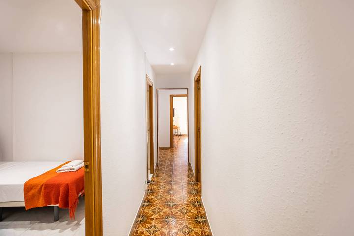 Ganze Wohnung, Ferienwohnung für 5 Personen mit Balkon in Barcelona Zentrum, Barcelona