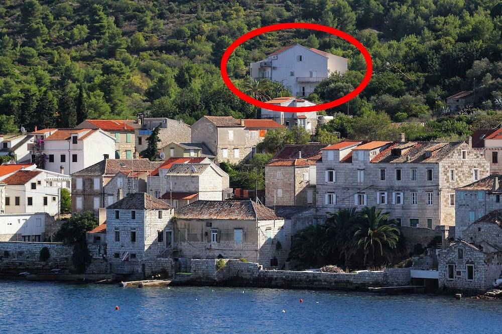 Hel lägenhet, One bedroom apartment with terrace and sea view Vis in Vis Town, Split-Dalmatia guovlu