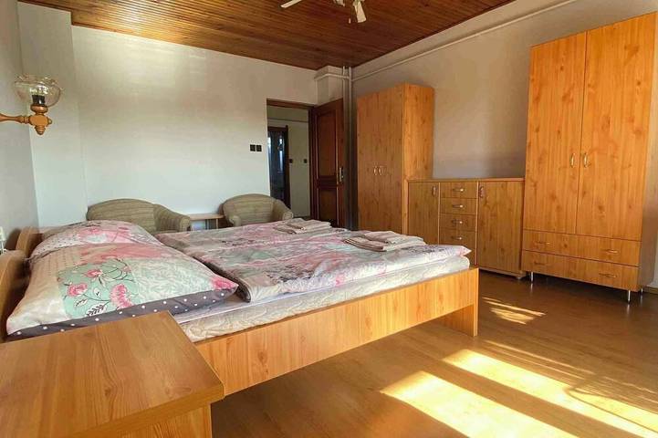 Ganze Wohnung, Ferienwohnung mit Kinderspielplatz, Sandkasten und Planschbecken in Gyenesdias, Balaton Hochland Nationalpark