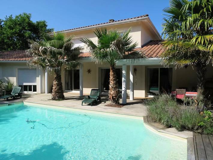 Villa pour 8 personnes, avec Terrasse ainsi que Jardin et Piscine à Biscarrosse