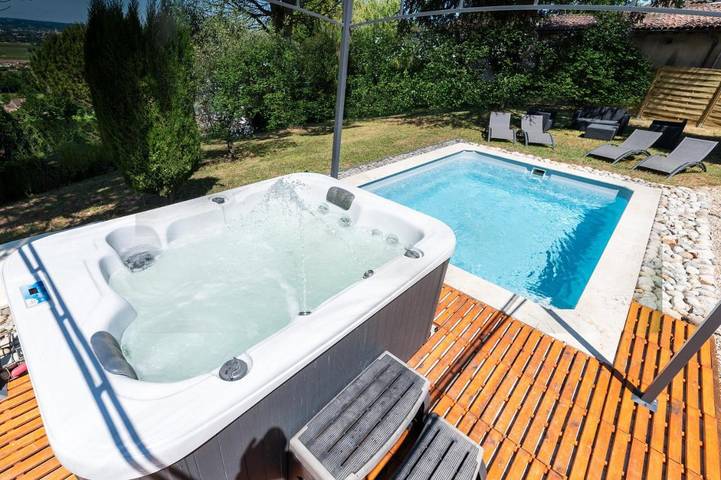 Location de vacances pour 4 personnes, avec Jacuzzi et Terrasse ainsi que Jardin et Piscine à Monbazillac