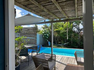 Gîte pour 2 personnes, avec vue ainsi que jardin et piscine à Nouméa