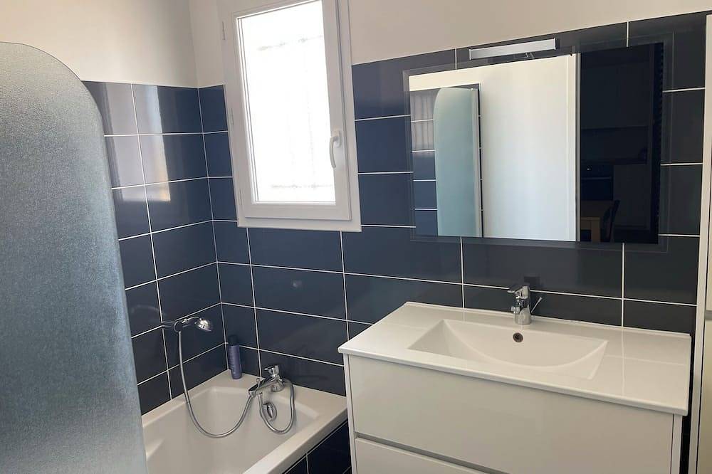 Entire apartment, 20 mn from Nimes, the sea and Montpellier All shops within 500 m in Aimargues, Nimes region