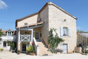Gîte pour 4 personnes, avec balcon ainsi que jardin et piscine à Cremps