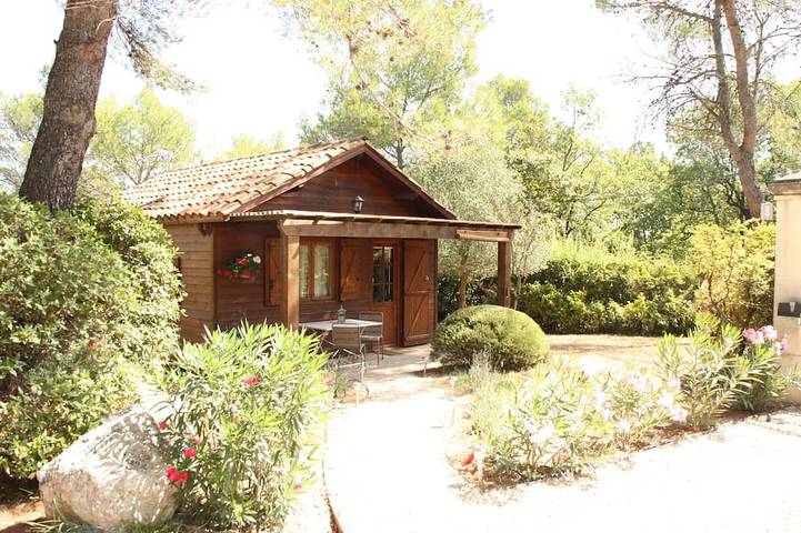 Gîte pour 4 personnes, avec piscine ainsi que terrasse et jardin à Le Puy-Sainte-Réparade