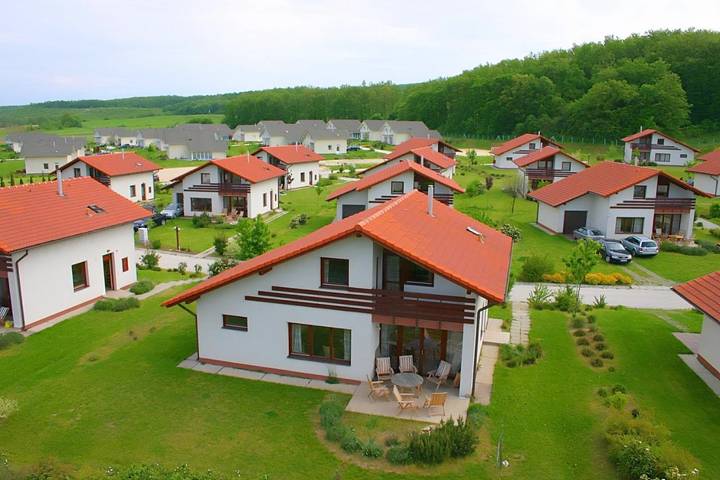 Vakantiepark voor 10 personen, with Balkon and Terras as well as Whirlpool and Tuin in Hongarije