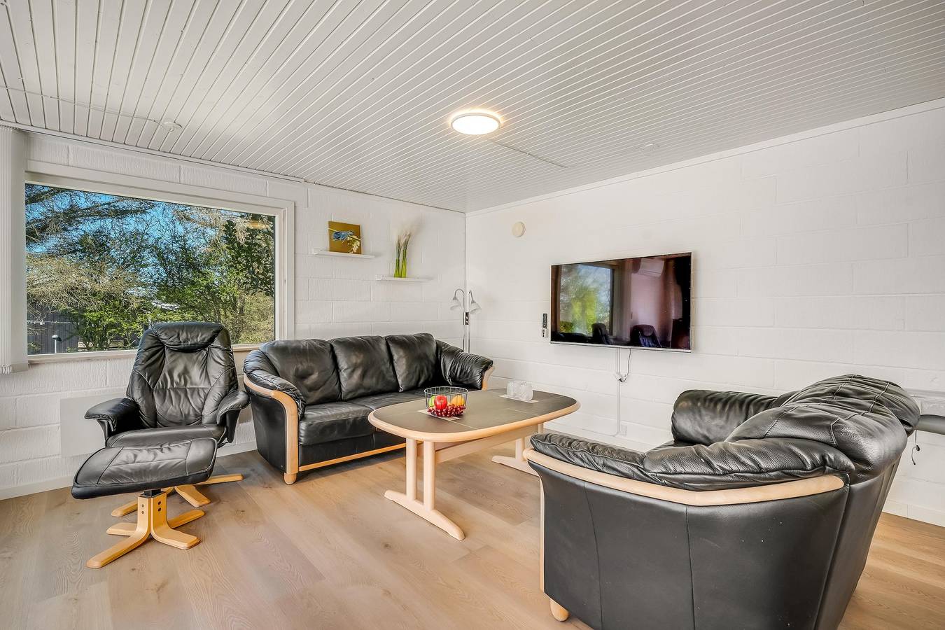 Family-friendly holiday home with large wilderness bath, close to the water. in Kærgården, Limfjord in Nordjütland