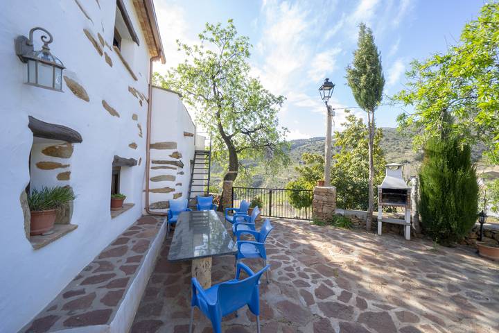Gîte pour 6 personnes, avec Balcon/Terrasse ainsi que Jardin et Vue