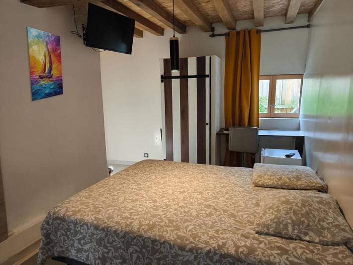 Gîte pour 4 personnes, avec Terrasse ainsi que Jacuzzi et Jardin à Bellechaume - 3