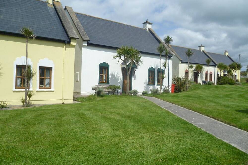 Entire apartment, Kinsale No 6 - sleeps 8 guests  in 4 bedrooms in County Cork