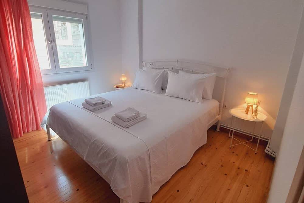 Entire apartment, Meli City Lodge, apt in a neoclassical building in the heart of the city. in Volos, Magnisia