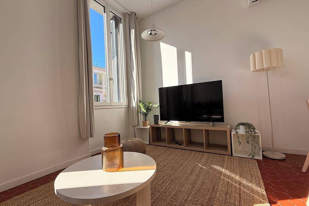 Entire apartment, Charming, bright T2, close to amenities in Aubagne, Marseille region
