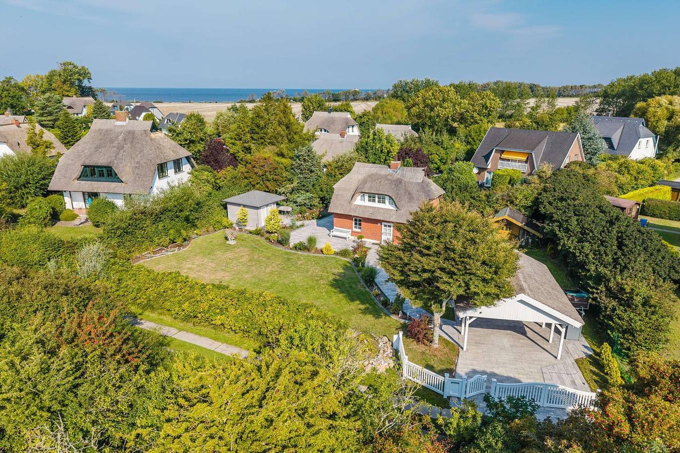„An der Schlehe“ – strandnahes Reetdach-Ferienhaus an Rügens Ostseeküste in Dranske, Rügen