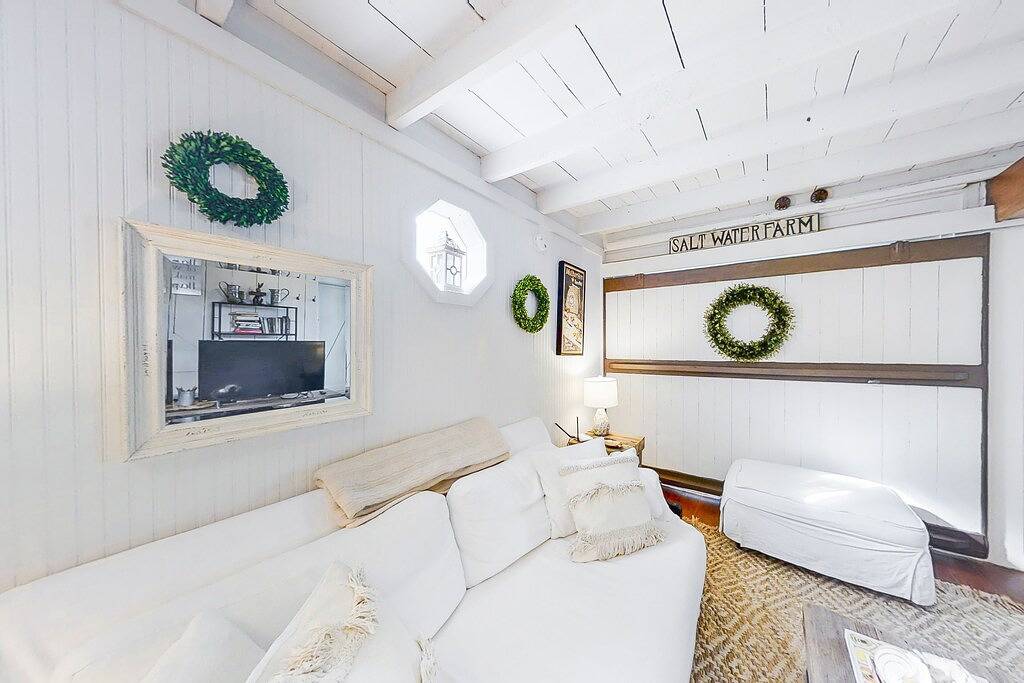 Iconic downtown retreat with firepit & fireplace- walk to Harbor Footbridge in Boothbay Harbor, Lincoln County (Maine)