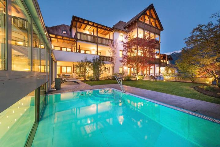 Ferienhaus für 2 Personen, mit Balkon und Whirlpool sowie Terrasse und Garten in Schlanders