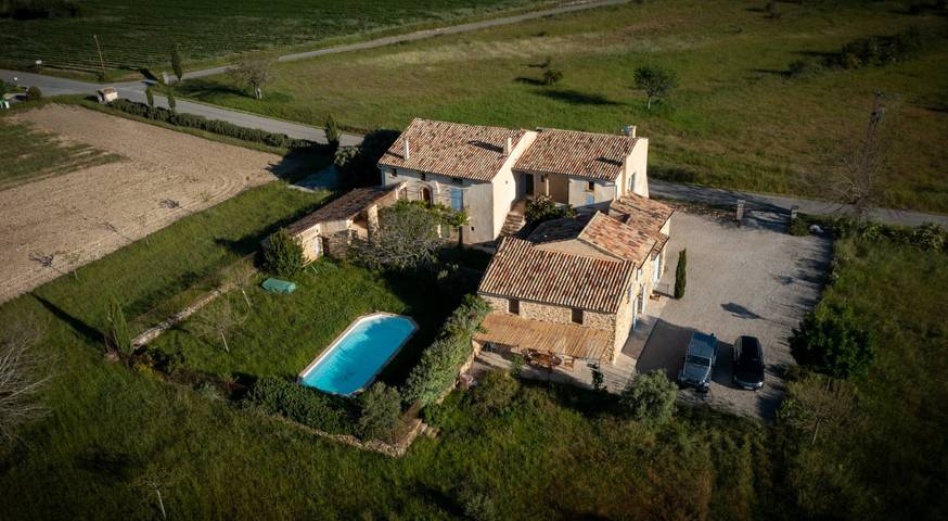 Gîte pour 22 personnes, avec piscine ainsi que balcon et jardin