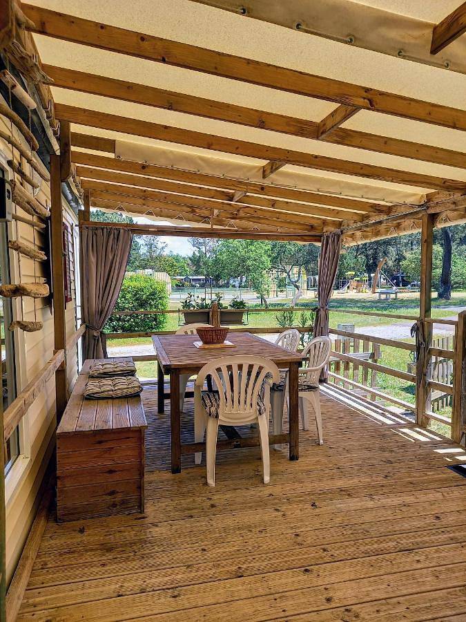 Camping pour 6 personnes, avec jardin ainsi que terrasse et piscine