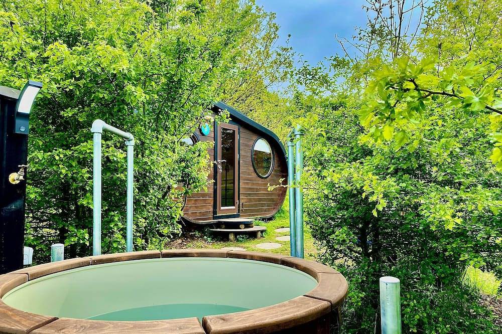 Dinky Disc - Cosy Hot Tub Escape in Chorleywood, Hertfordshire