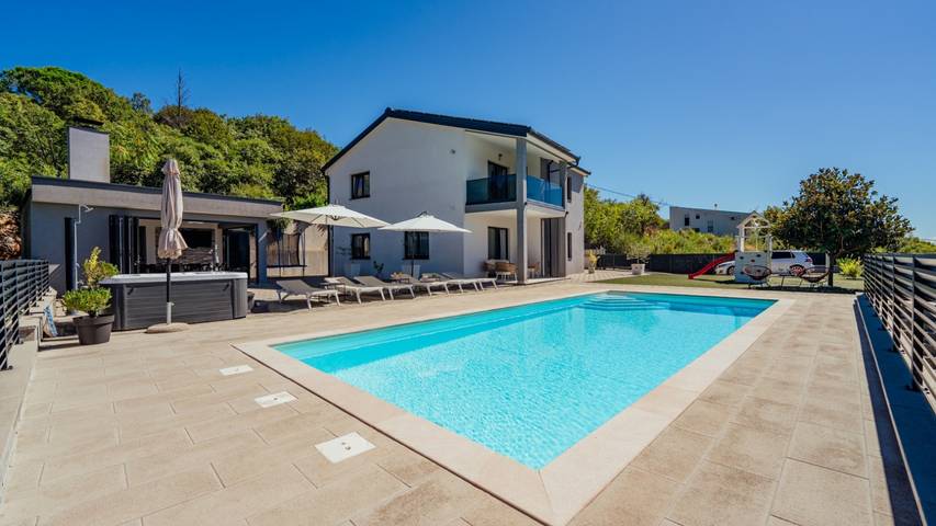 Villa für 10 Personen, mit Whirlpool und Terrasse sowie Garten - 1
