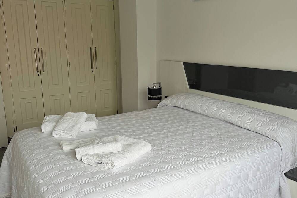 Ganze Wohnung, La Casa de la Calma de Santiago - Apt & Wellness in O Milladoiro, Ames