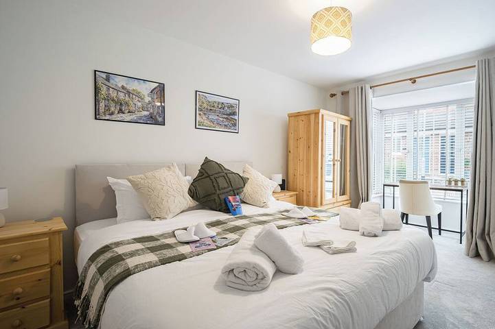 4 Bed House | Sleeps up to 8 | Parking & Garage | Contractor & Corporate Stays in Wakefield, Westliches Yorkshire