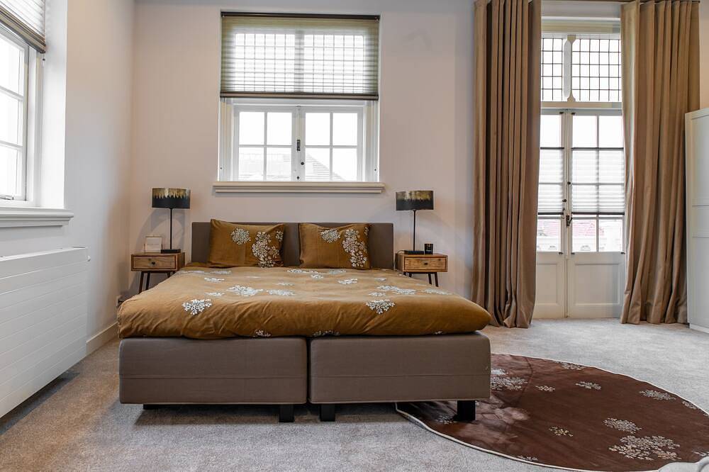 Monumental home in downtown Hoorn, on the harbor with private parking! in Hoorn, Markermeer