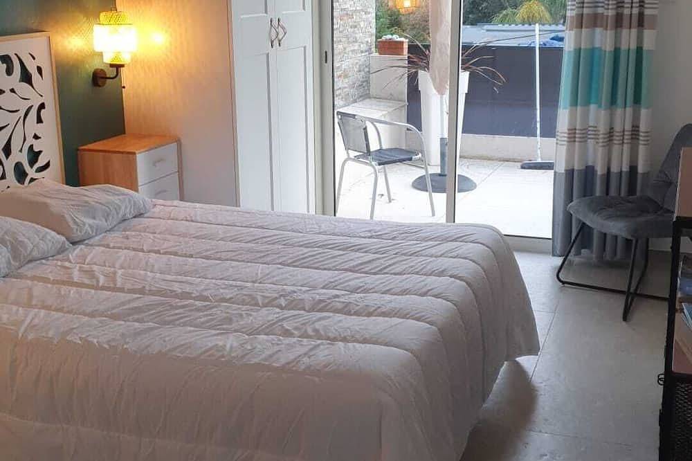 Huis met airconditioning en uitzicht op zee, op 30 meter van het strand, omheinde tuin, ideaal voor gezinnen. in Boulouris, Saint-Raphaël