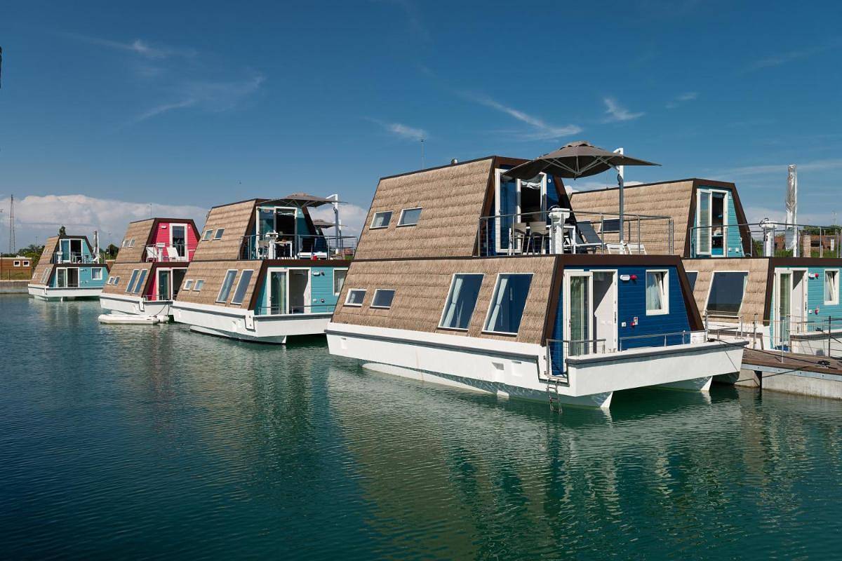 Tranquil Marina Azzurra Resort House boat 2Br sleeps 6 in Lignano Sabbiadoro, Udine Province