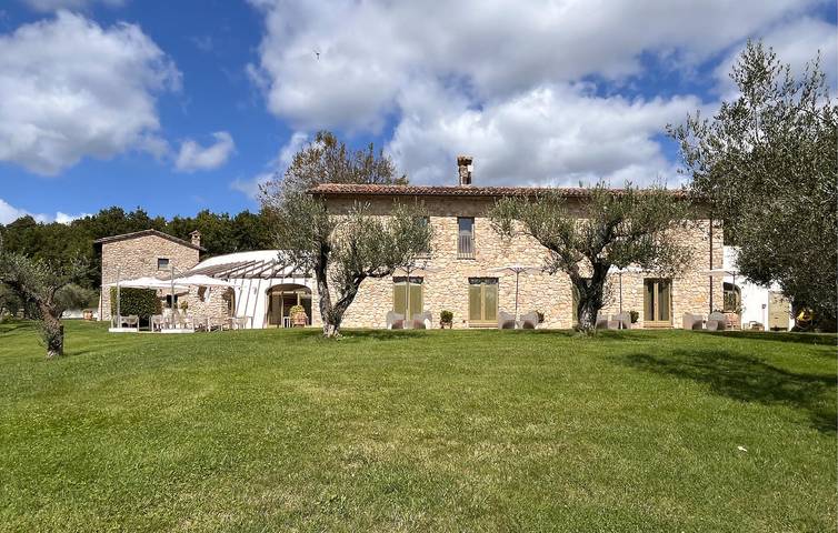 Ferienhaus für 21 Personen, mit Pool und Whirlpool sowie Terrasse und Garten, mit Haustier