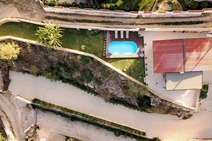 Villa pour 4 personnes, avec terrasse ainsi que jardin et piscine à Floridia
