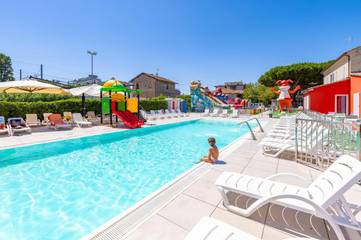 Hôtel pour 3 personnes, avec jardin et jacuzzi ainsi que piscine et bassin pour enfant, animaux acceptés à Misano Adriatico