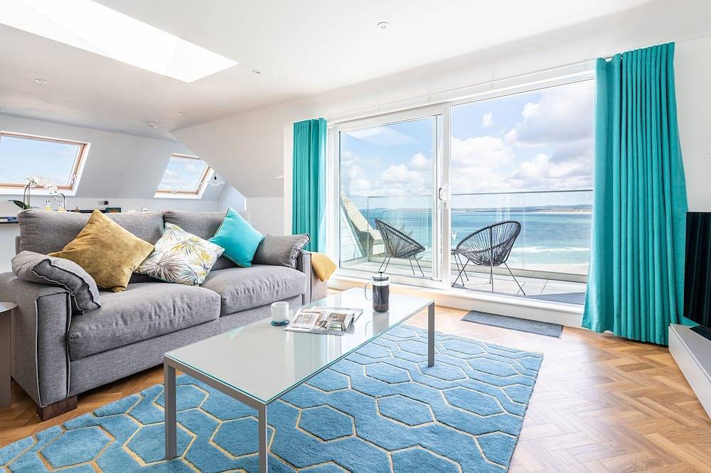 Entire apartment, Porthia Penthouse, 2 bedrooms, 2 bathrooms, sea views, parking and free Wifi in St. Ives, Cornwall