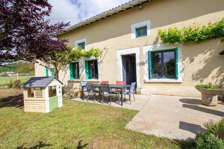 Location de vacances pour 6 personnes, avec piscine et terrasse à Sourzac