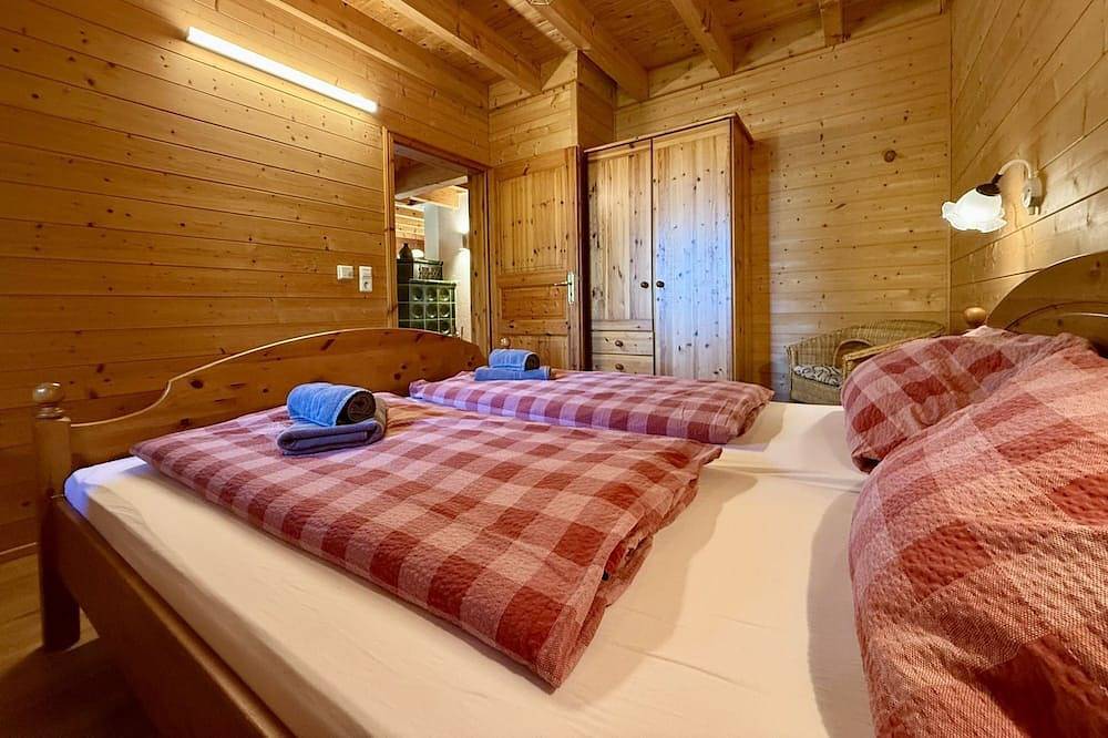 Holz-Ferienhaus - offene Galerie, Kachelofen, Whirlwanne,  Sauna, Wlan, am Wald in Loßburg, Mittlerer Schwarzwald