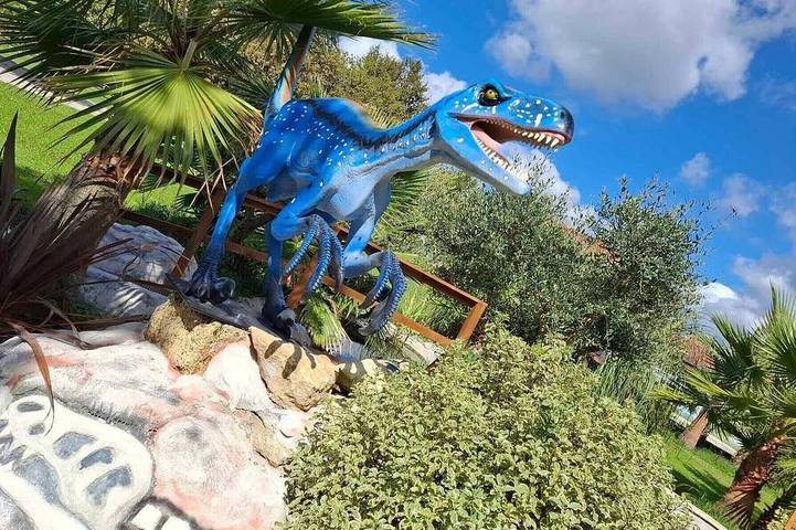 Cabane en bois pour 3 personnes, avec jacuzzi et terrasse ainsi que jardin et piscine