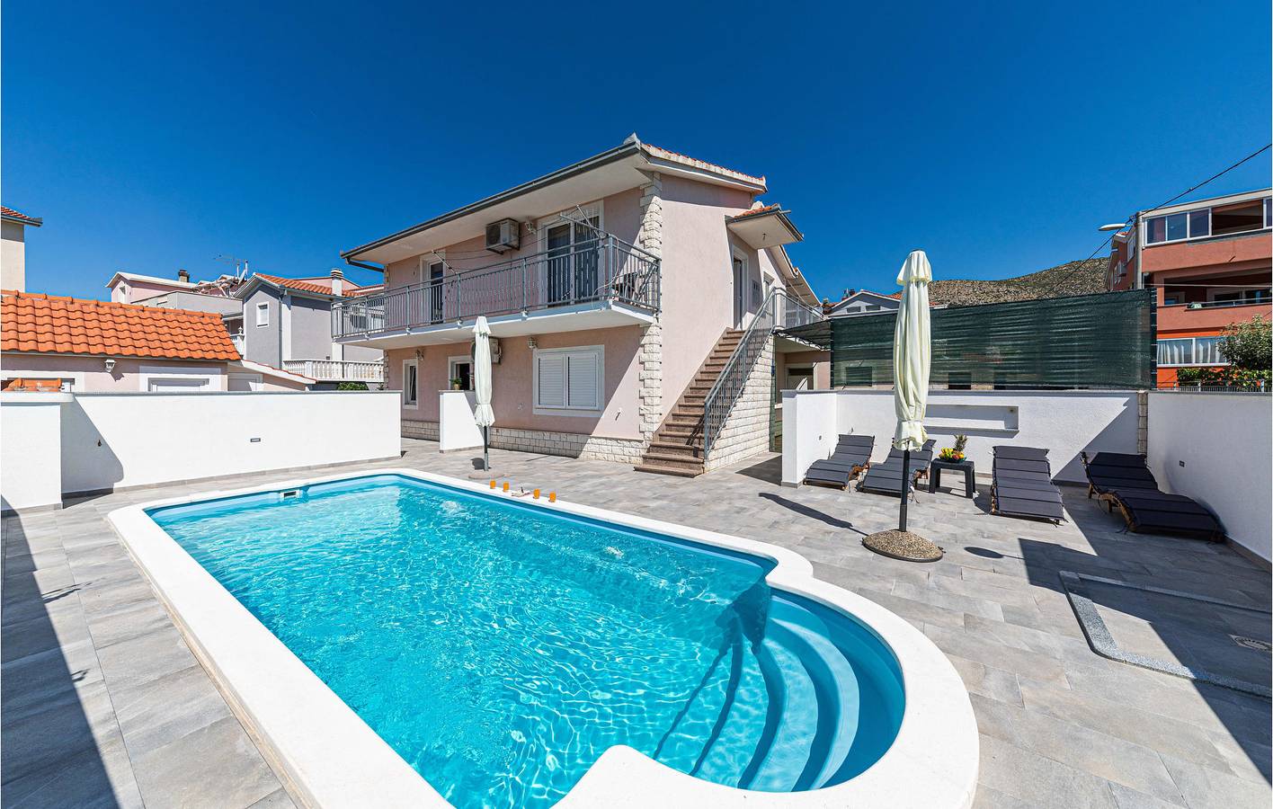 Ganze Ferienwohnung, Urlaub am Meer: Moderne 1-Zimmer-Wohnung mit Pool und Terrasse in Plano (Kroatische Adria), Split-Dalmatien