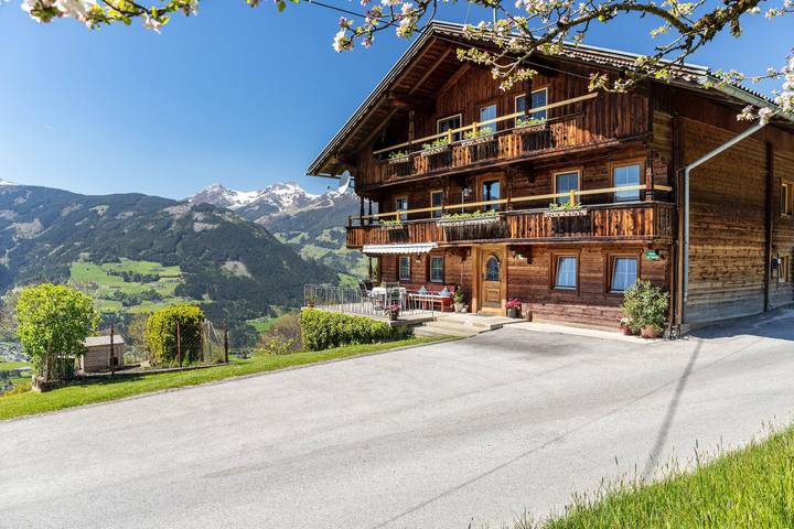 Kamer 'Tweepersoonskamer 1e Verdieping' met bergzicht in Stummerberg, Ski-Optimal Hochzillertal