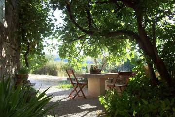 Location de vacances pour 5 personnes, avec terrasse et jardin à Murs