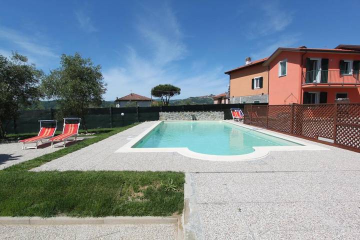 Appartamento per 5 persone, con Balcone e Terrazza nonché Giardino e Piscina a Santo Stefano di Magra