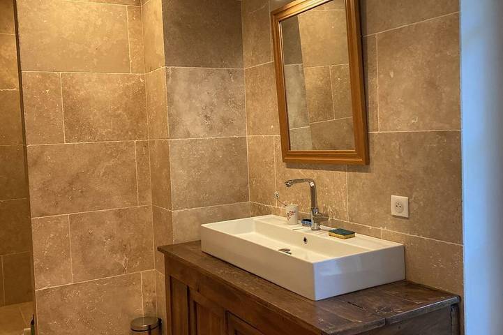 Gîte pour 13 personnes, avec jardin à Clansayes - 4