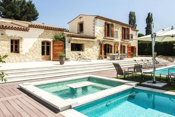 Location de vacances pour 13 personnes, avec Piscine et Vue à Saint-Julien-d'Asse