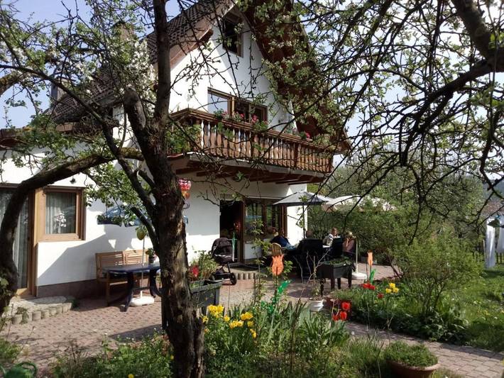 Ferienwohnung für 6 Personen, mit Balkon und Terrasse sowie Garten und Ausblick