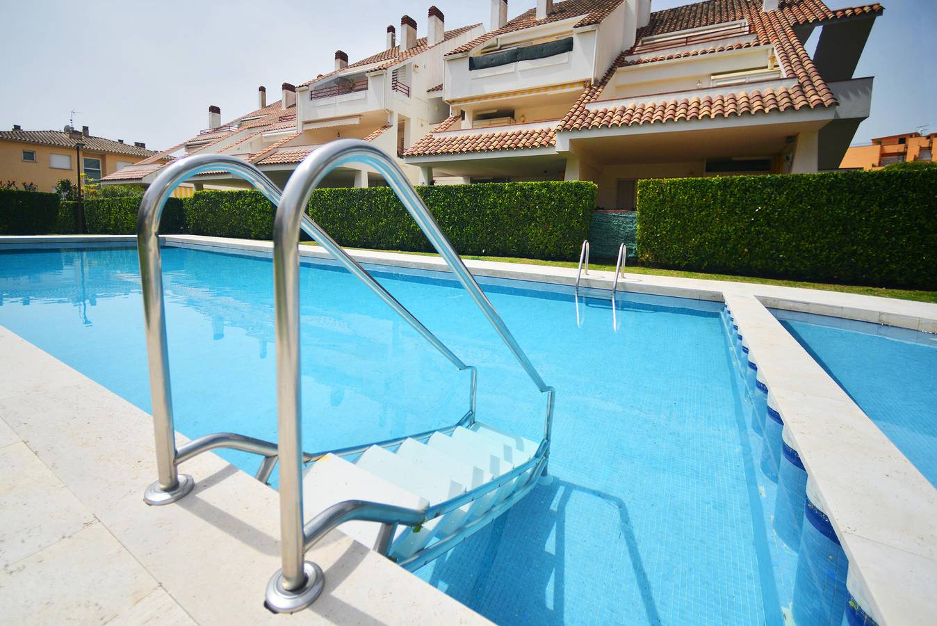 Apartamento entero, Apartamento con gran terraza privada, cerca de la playa, jardín y piscina comunitaria. Pk in Platja d'Aro, Costa Brava